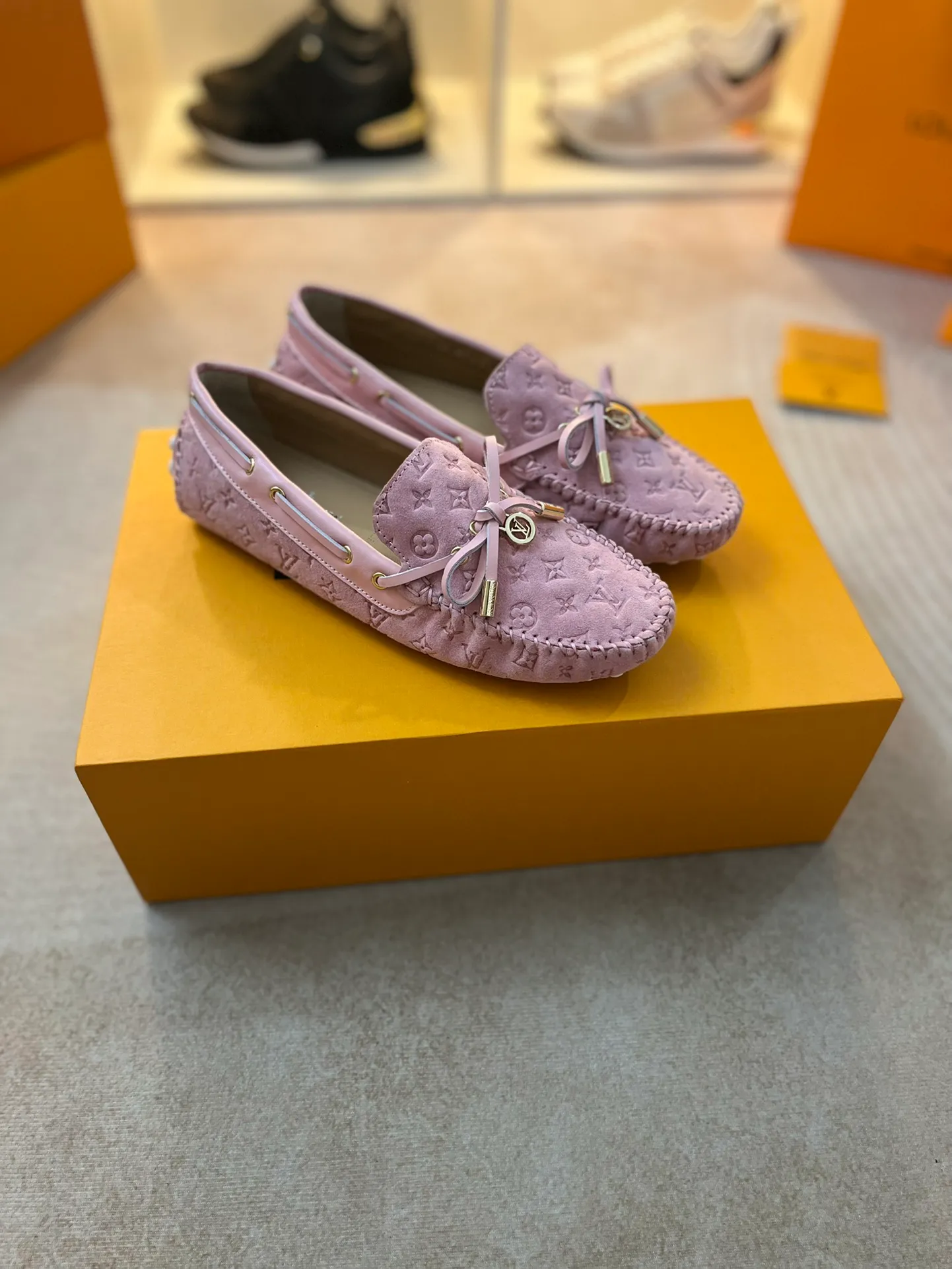 p460💰Couple model❤️🇫🇷 𝙇𝙤𝙪𝙞𝙨 𝙑𝙪𝙞𝙩𝙩𝙤𝙣 🇫🇷Louis Vuitton 2023 Classic𝓛𝓿 𝓣𝓻𝓪𝓲𝓷𝓮𝓻 Sports Series ➪➪➪¯ [Arizona Doudou Shoes Series] ▪️▪️▪️Arizona slip-on shoes are made of Monogram Eclipse canvas. Its hand-painted and dyed edges and hand-sewn uppers fully demonstrate Louis Vuitton's traditional shoemaking craftsmanship. This slip-on shoe is very lightweight. The integrated tongue and upper make it particularly comfortable and flexible. The soft outsole is equipped with rubber padding. Decorated with matching sash. Detailed features: ☑️Monogram Eclipse canvas ☑️Black Eclipse pattern ☑️Hand-painted shoe edges ☑️Hand-sewn uppers (each pair takes time to process) ☑️Integrated tongue and upper construction ☑️Outsole equipped with rubber lining ☑️size: 35_46